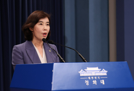 박경미 청와대 대변인이 9일 청와대 춘추관 브리핑룸에서 문재인 대통령의 G7 정상회의 및 유럽 2개국 국빈 방문 일정을 설명하고 있다. 연합뉴스.